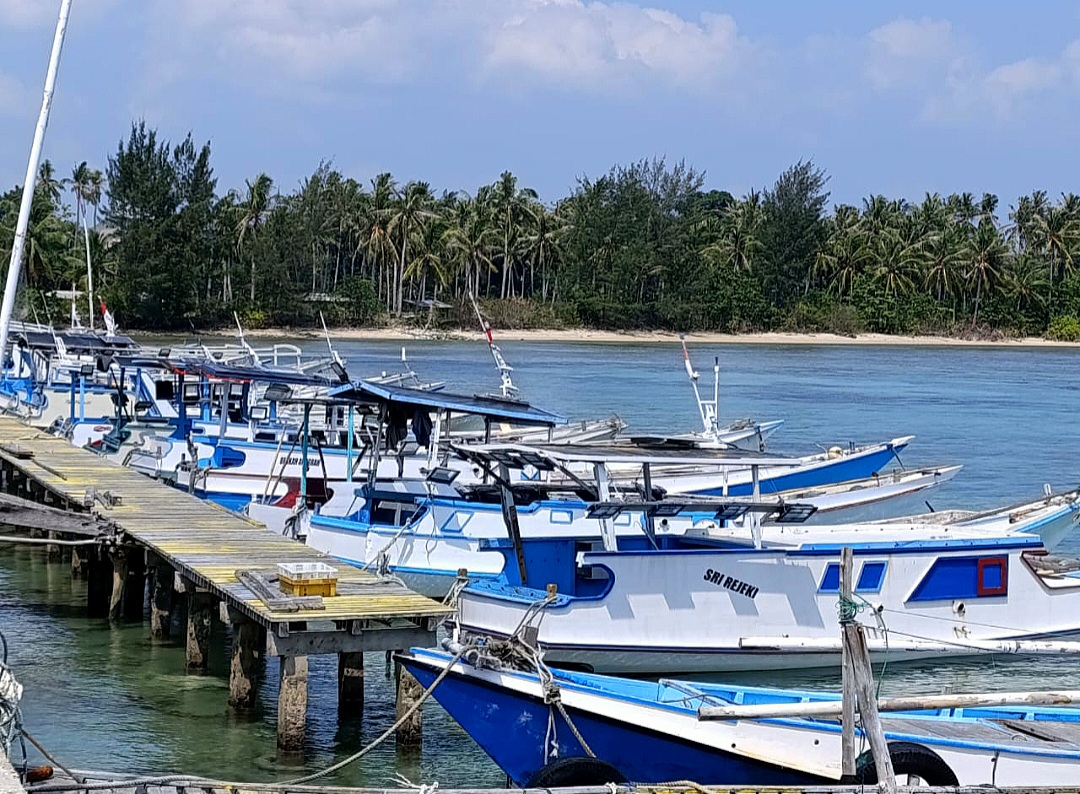 EKSOTIS: Kapal-kapal milik nelayan dan masyarakat Karimunjawa tengah sandar di dermaga.