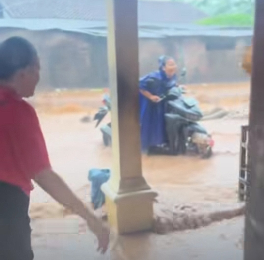 MELIMPAS: Banjir di Dukuh Clumik Desa Karangkebagusan Jumat (24/10) sore.