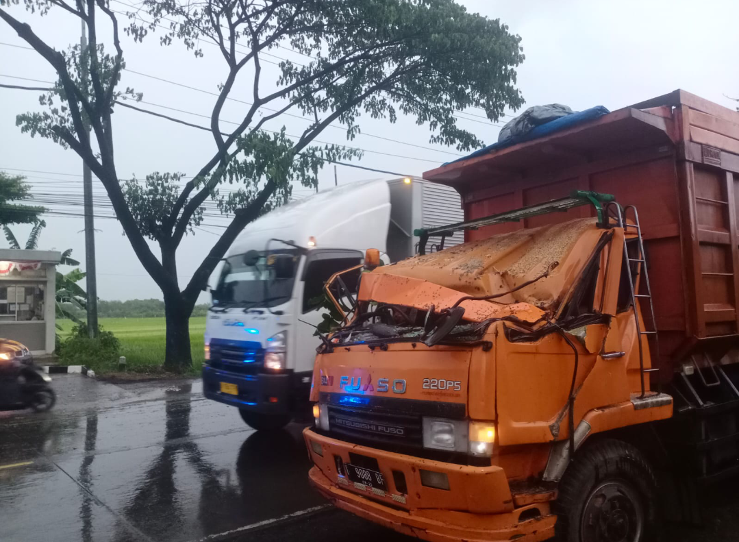 RUSAK: Sebuah truk mengalami ringsek di bagian kepala truk akibat tertimpa pohon tumbang di Jalan Raya Kudus&ndash;Pati KM 10, Jumat (24/10) sore. (ANDIKA TRISNA SAPUTRA/RADAR KUDUS)