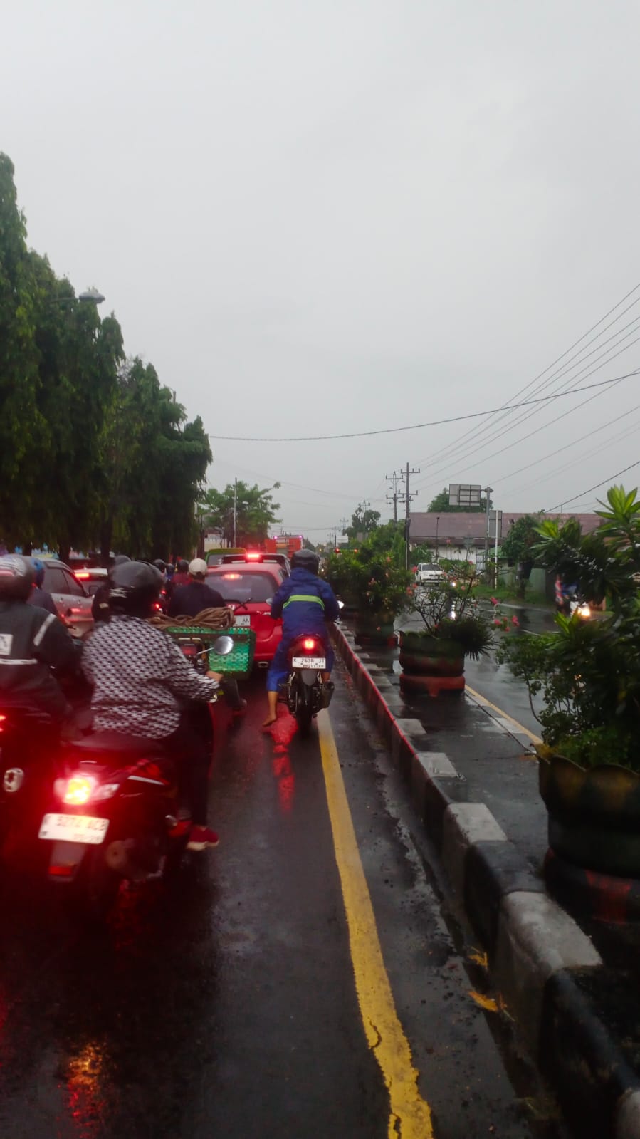 Macet parah hingga pertigaan Ngembal masuk Kota Kudus.