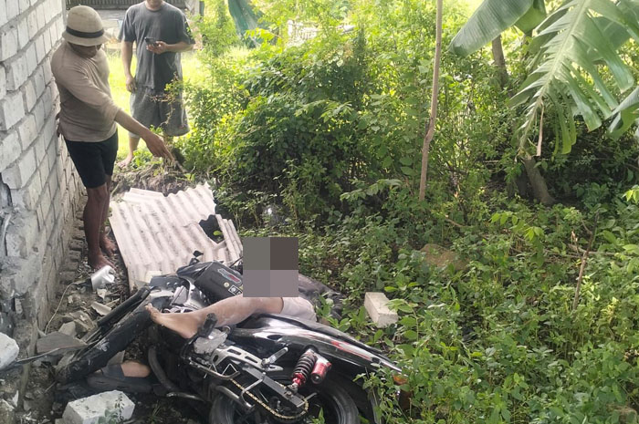 LAKA TUNGGAL: Pemotor asal Kabongan Kidul ditemukan sudah tak bernyawa dengan posisi tertindih motor Yamaha Fiz R di belakang warung tepi sebelah barat jembatan kiringan Lasem.