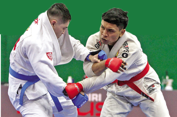 SENGIT: Atlet Ju-jitsu Jabar Wiliam (kiri) menghadapi kontingen Kaltim M. Irfan Fauzi.