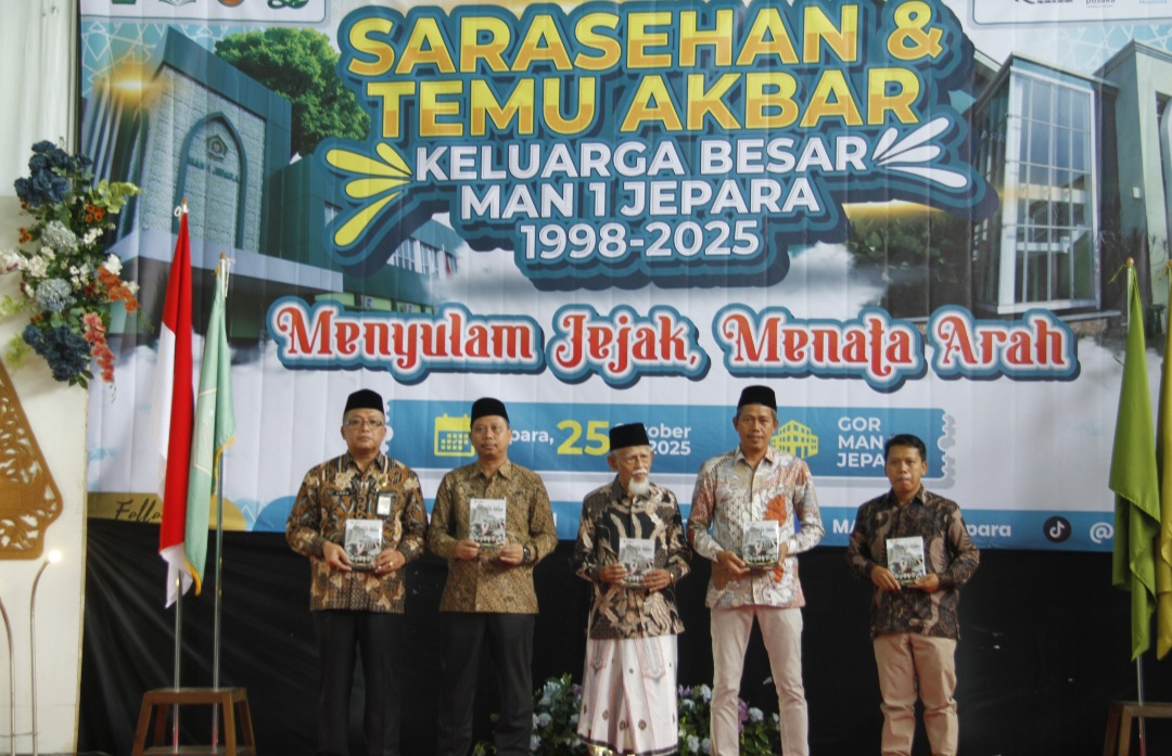 KHIDMAT: Prosesi launching buku dalam momentum temu alumni di Sport Center MAN 1 Jepara pada Sabtu (25/10).