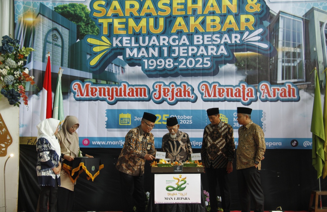 NGALAP BERKAH: Prosesi pemotongan tumpeng dalam rangka harlah ke-32 MAN 1 Jepara.