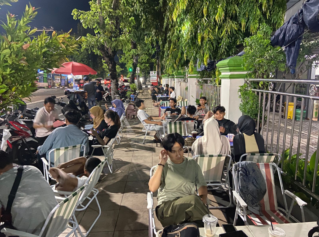 SANTAI: Pengunjung sedang menikmati suasana ngopi di coffee street di Jalan Jenderal Sudirman, kemarin. (ANDIKA TRISNA SAPUTRA/RADAR KUDUS)
