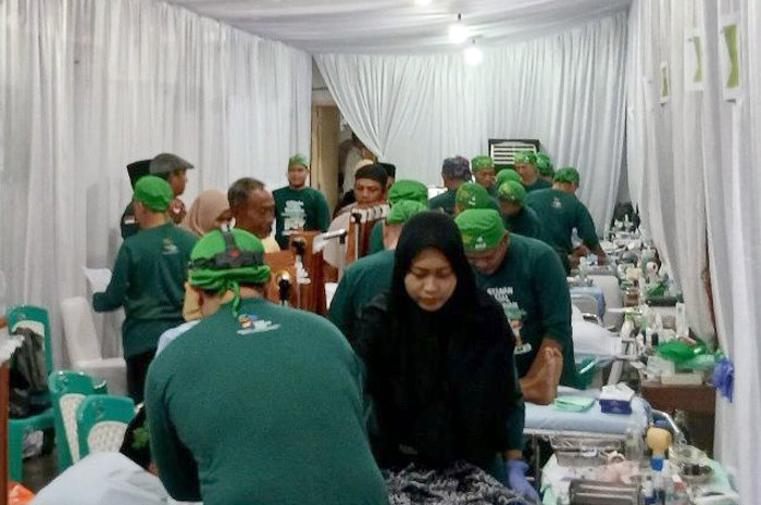 ANTUSIAS: Para anak di Blora saat mengikuti proses sunatan massal di kantor Pegadaian Cabang Blora.