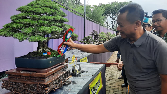 TANCAPKAN PITA: Bupati Kudus Sam
