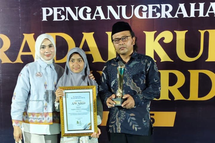 SUPORT KELUARGA: Anggota DPRD Grobogan Suprojo bersama anak dan istrinya ketika menerima penghargaan Radar Kudus Award Tahun 2025 di Pendopo Kabupaten Blora, Jumat (17/10) lalu.