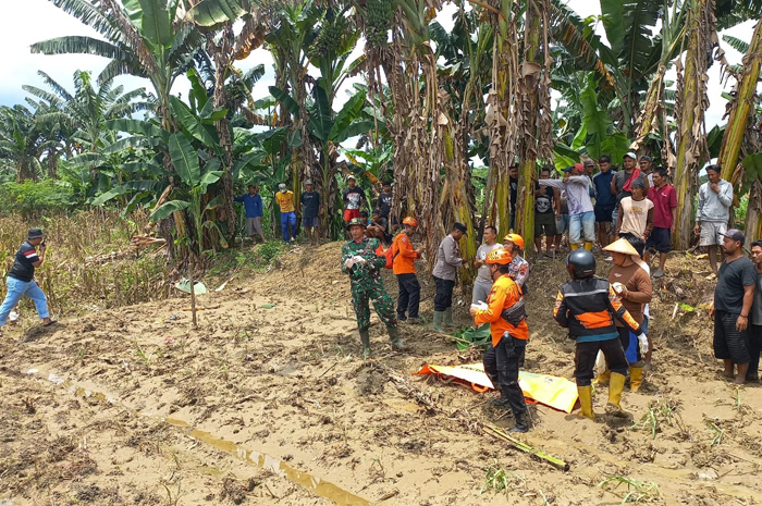 Petugas gabungan bersama warga mengevakuasi seorang kakek yang ditemukan tewas usai&nbsp;terseret arus deras di kawasan hutan petak KPH Sumberjatipohon.