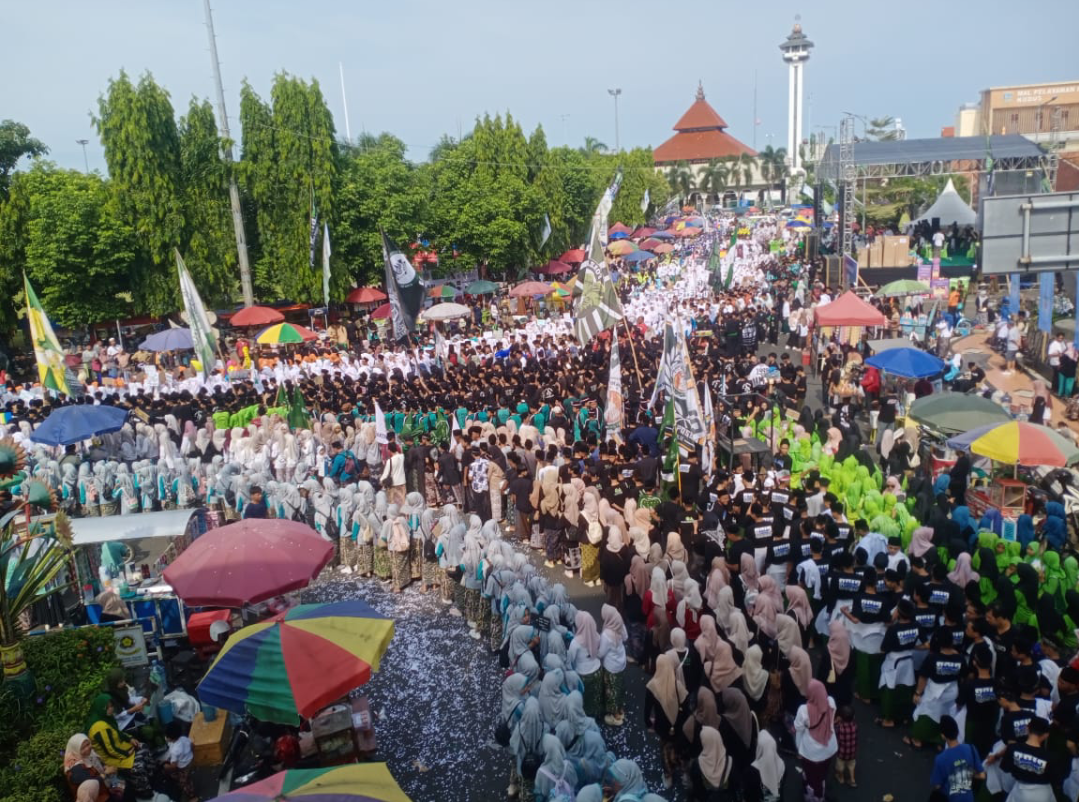 LAUTAN MANUSIA: Puluhan ribu peserta Mlampah Sareng Santri memenuhi kawasan Alun-alun Simpang Tujuh Kudus, Minggu (26/10). (ANDIKA TRISNA SAPUTRA/RADAR KUDUS)