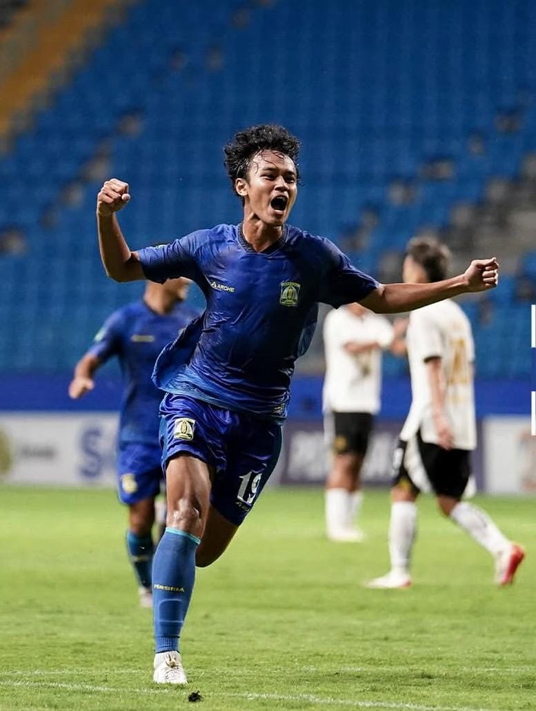 UNGGUL SEMENTARA: Pemain Persiba Balikpapan Isfandyar berselebrasi usai mencetak gol.