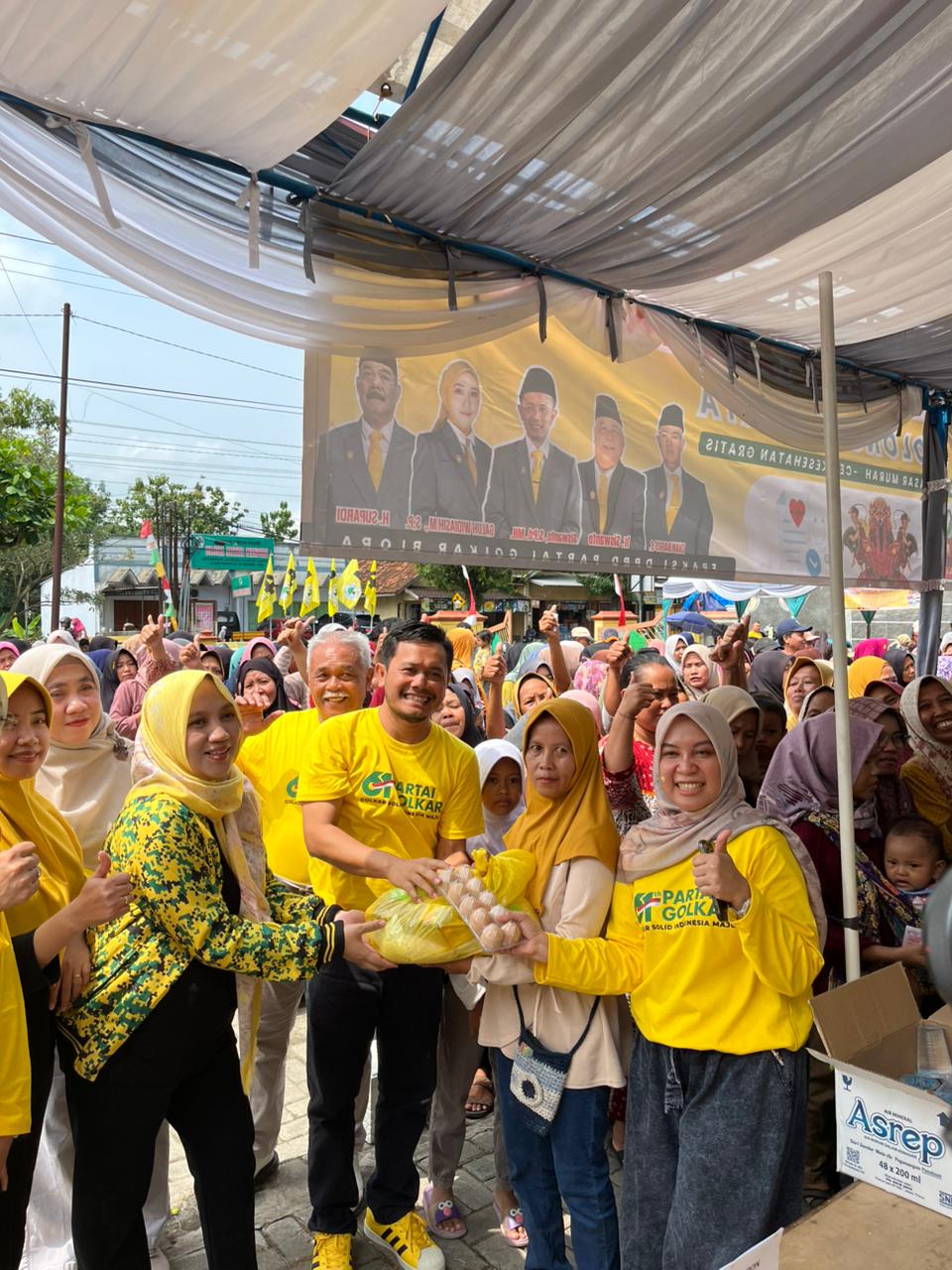 MERAKYAT: Ketua DPD Partai Golkar Blora, Siswanto (tiga dari kanan) mendampingi Ketua Kesatuan Perempuan Partai Golkar (KPPG) Jawa Tengah Padmasari Mestikajati (tiga dari kiri) saat bertemu masyarakat