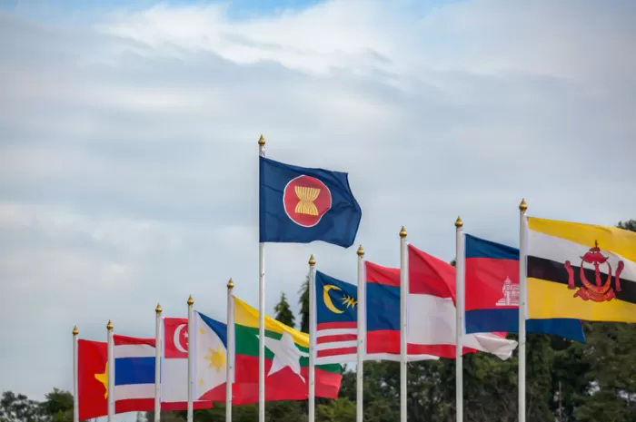 Bendera negara-negara ASEAN berdiri berdampingan,