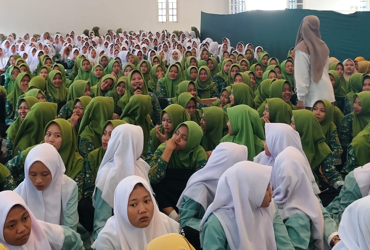 RAMAI: Sekitar 1.000 siswa dan santri di Blora saat mengikuti seminar anti bullying dan kesehatan remaja diselenggarakan PC Fatayat NU