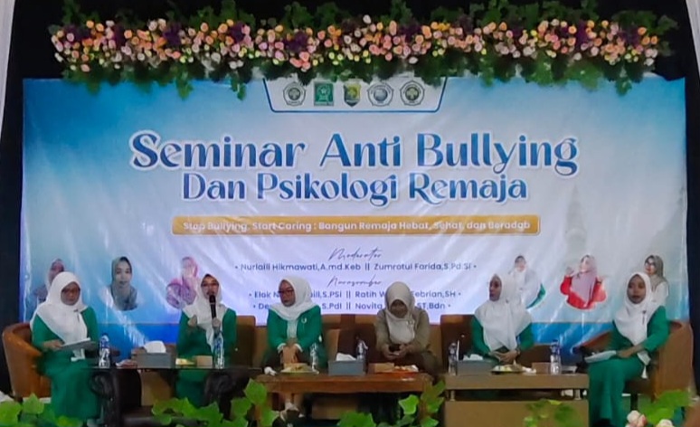 PEDULI: PC Fatayat NU Blora saat menggelar  seminar anti Bullyng dan kesehatan Remaja di gedung Graha Nusantara.