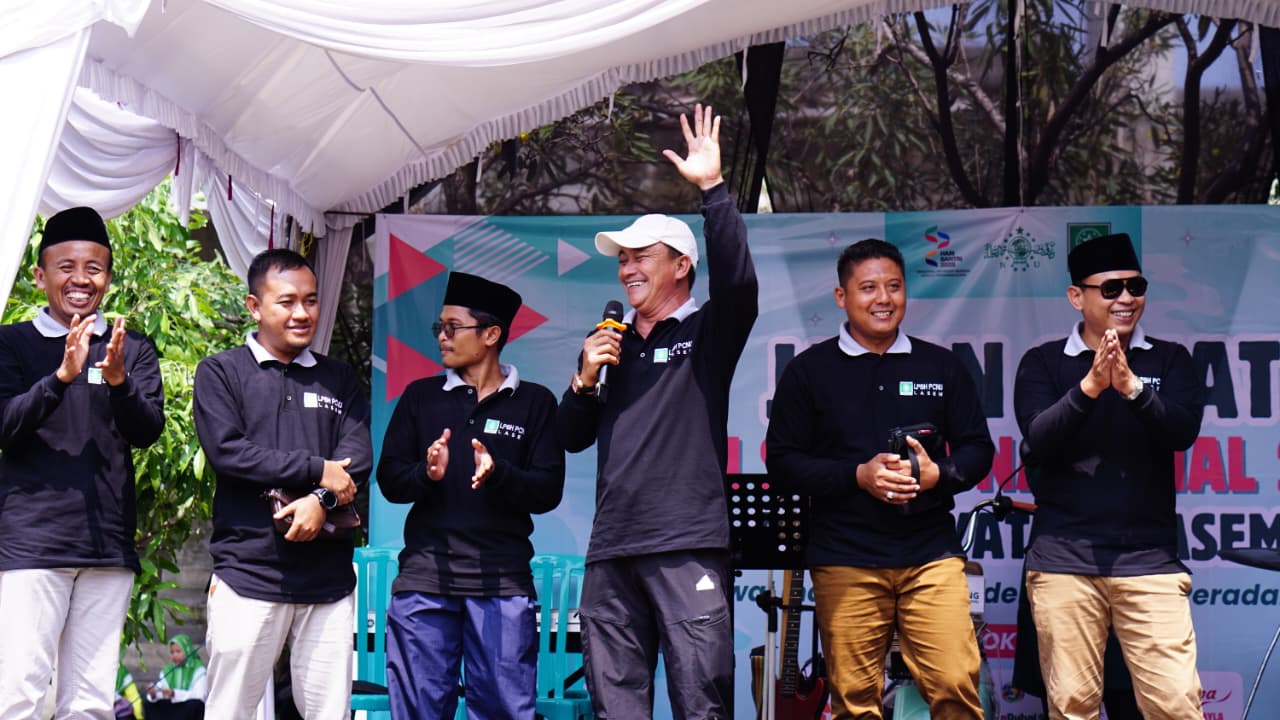 KOMITMEN BERSAMA: Ketua LPBH NU Lasem Ridwan dan rekan-rekanya memberikan sambutan saat acara jalan sehat peringatan Hari Santri di Lasem.