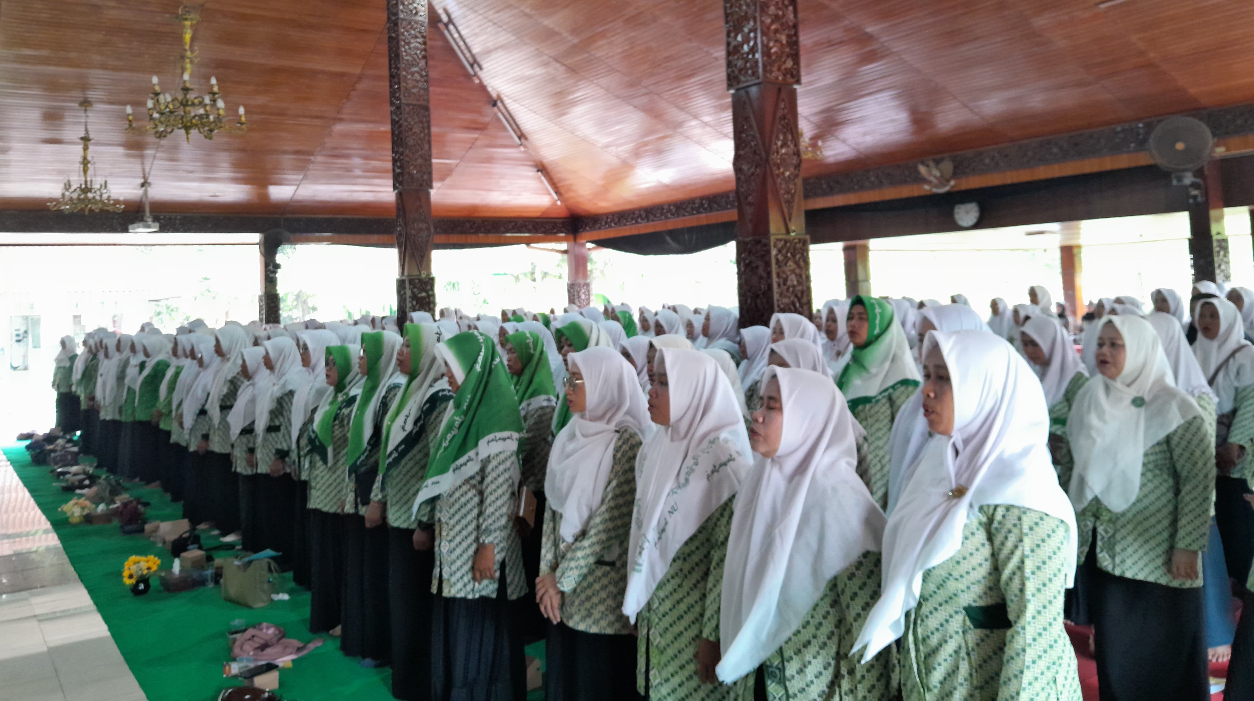 ANTUSIAS: Para peserta pengajian dan khotmil Qur