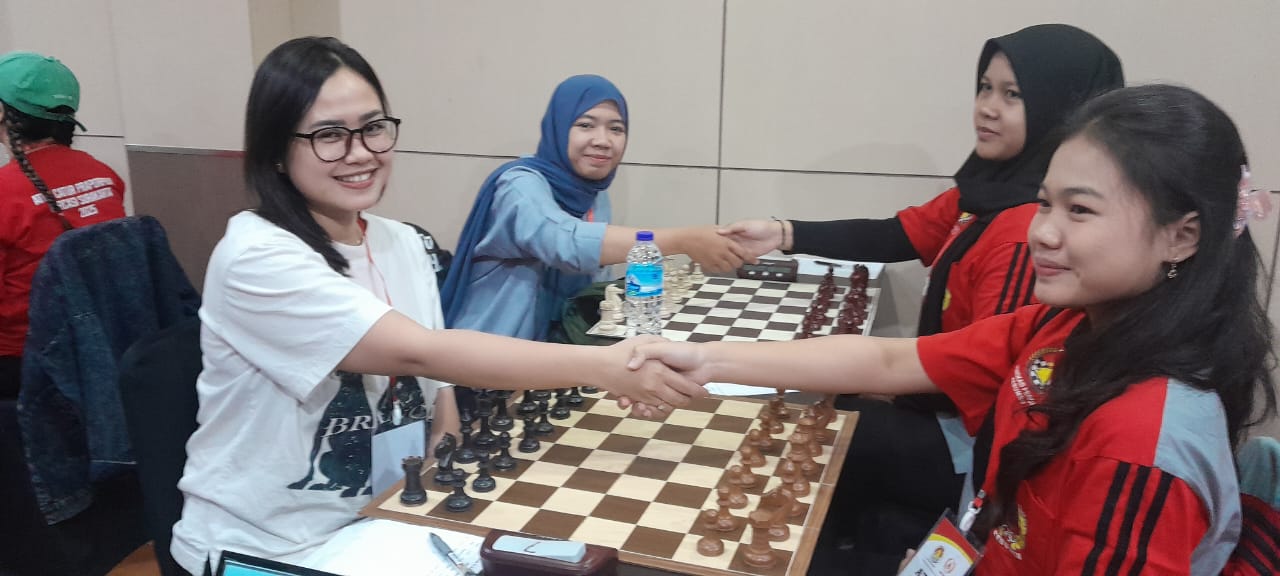 TANDING: Dua atlet catur putri Grobogan berjabat tangan dengan lawan tandingnya sebelum pertandingan dimulai pada babak play off Porprov Jawa Tengah 2026 di HK Front One Semarang.