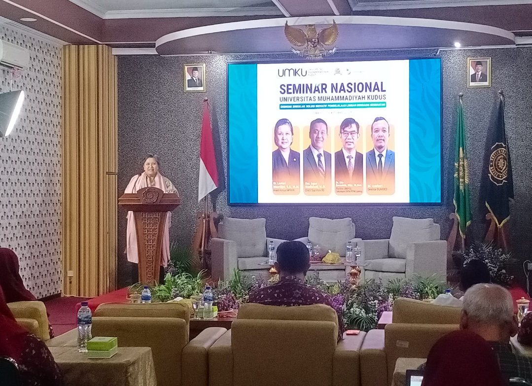 KEYNOTE: Wakil Ketua MPR RI Lestari Moerdijat menyampaikan garis besar tema Seminar Nasional di Aula Serbaguna UMKU, Senin (27/10). (ANDIKA TRISNA SAPUTRA/RADAR KUDUS)
