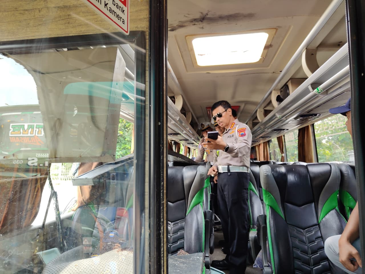 LAKA: Kepolisian saat meninjau bus yang terlibat kecelakaan tunggal di Exit Tol Kandeman.