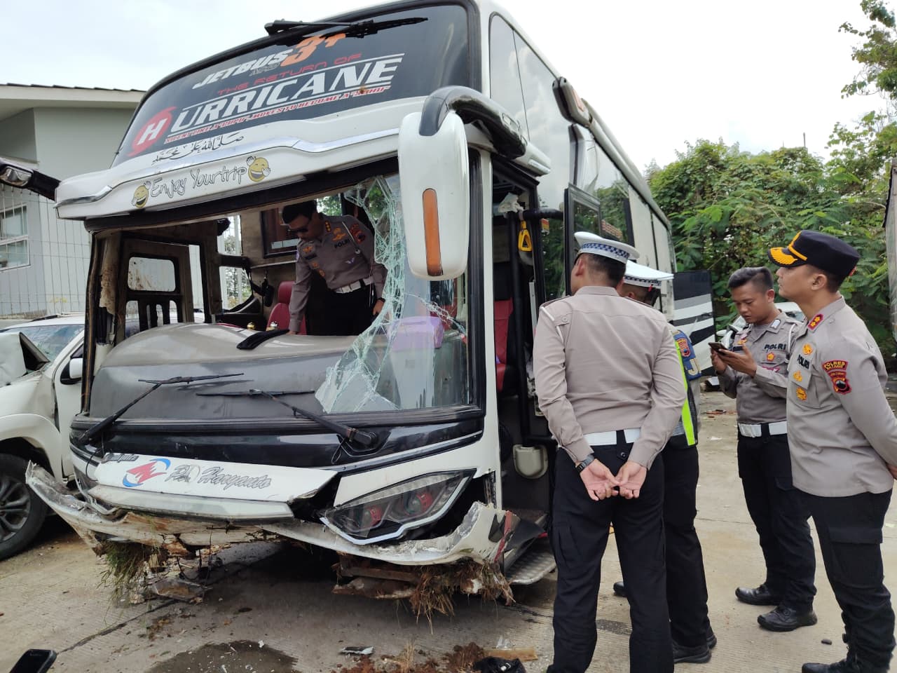 LAKA: Kondisi bus yang rusak akibat kecelakaan saat berada di Exit Tol Kandeman.