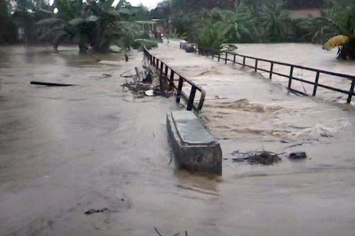 AIR BAH: Jembatan batas kabupaten Rembang-Pati di Desa Kedungtulup, Sumber, (Rembang) dan Desa Sumberagung, Jaken, (Pati), diterjang derasnya air bah dari kawasan hutan setempat.