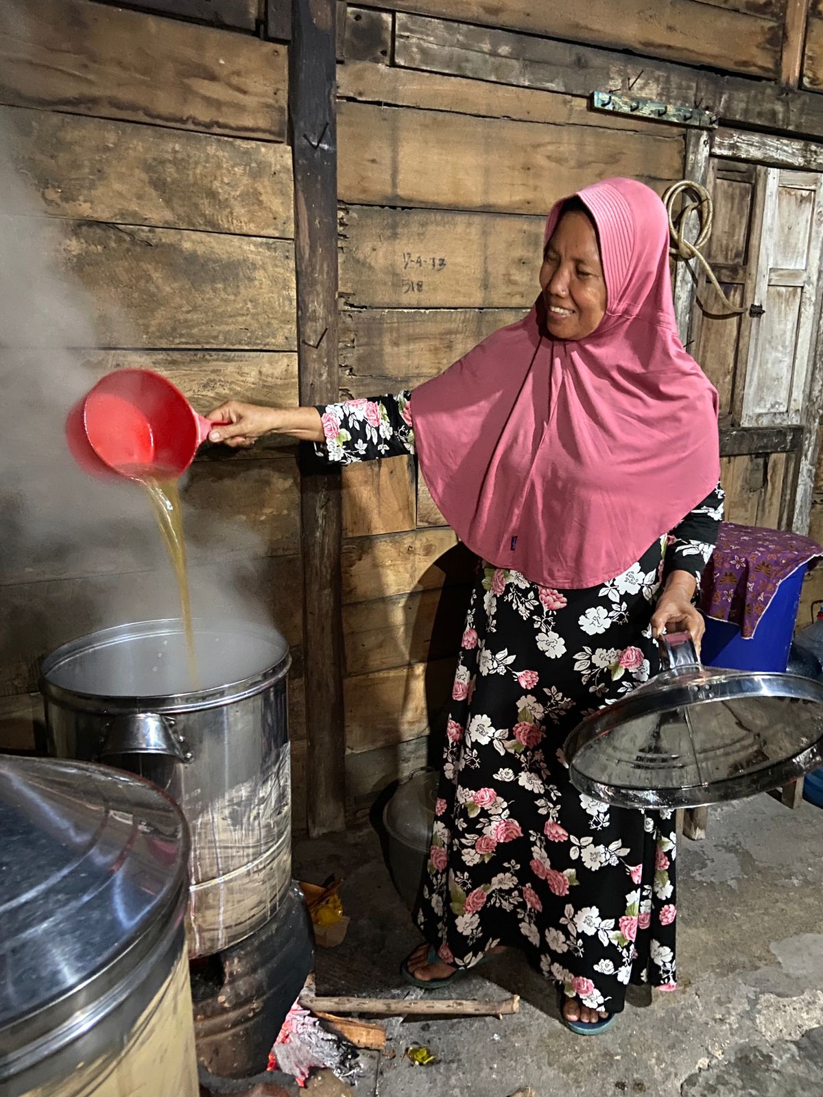 Sri Muryati, 61, menuangkan bahan-bahan wedang coro yang telah mendidih di dapur rumahnya RT 5/RW VI, Desa Wonosoco, Kec. Undaan, Kudus
