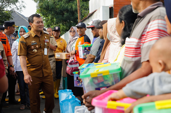 Gubernur Jawa Tengah Ahmad Luthfi menyalurkan bantuan kepada warga korban banjir di Kecamatan Genuk, Semarang.