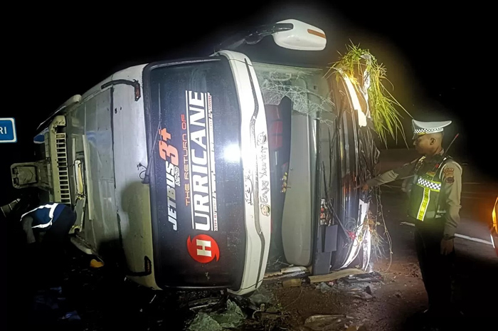 LAKA: Kondisi TKP usai bus PO Hariyanto terguling di tol Batang-Semarang.