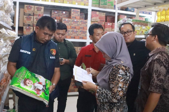 SIDAK: Tim Satgas Pangan melakukan pemeriksaan harga beras di toko retail yang ada di Blora.