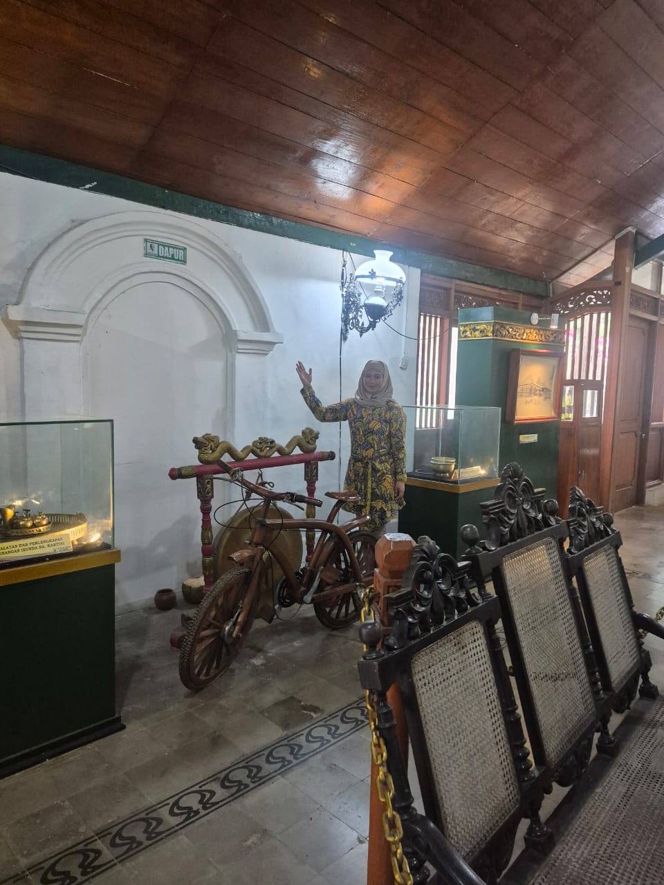 BERSOLEK: Kurator Museum RA Kartini Rembang, Retna Diah Radityawati menunjukan ruang yang digunakan dapur Kartini kemarin.