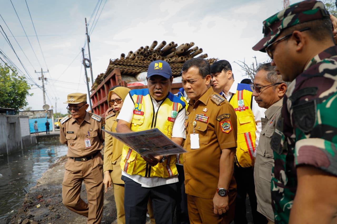 Gubernur Ahmad Luthfi saat memantau banjir di Semarang