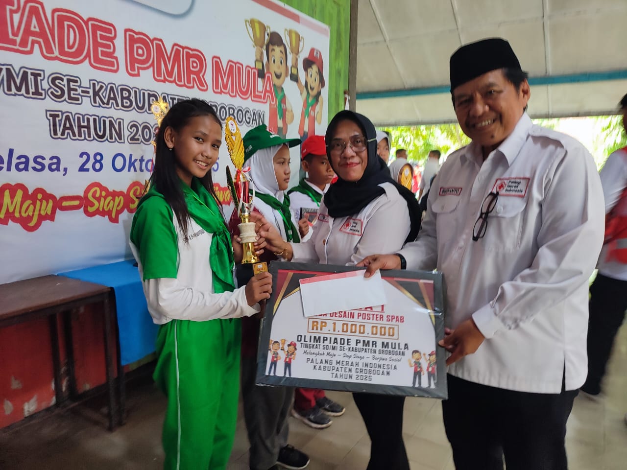 DISERAHKAN: Pemenang olimpiade PMR Mula saat menerima hadiah dari PMI Grobogan.