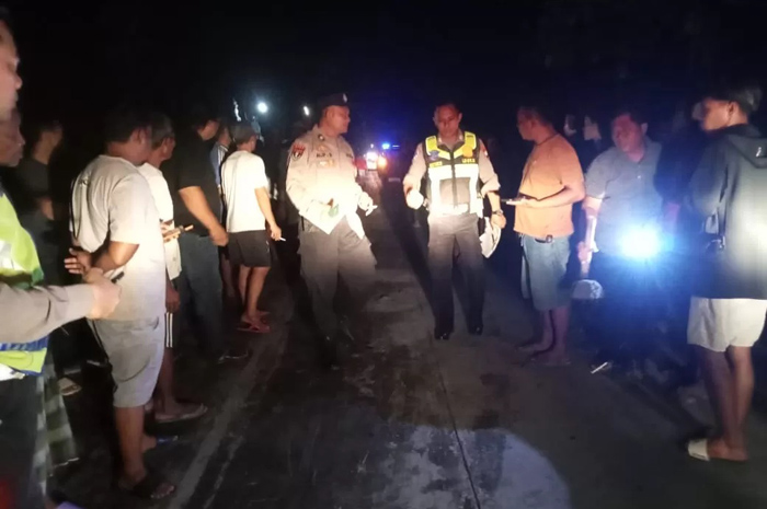 Empat orang sekeluarga tewas dalam kecelakaan tabrak lari di Sragen. Polisi masih memburu pengemudi mobil pelaku.