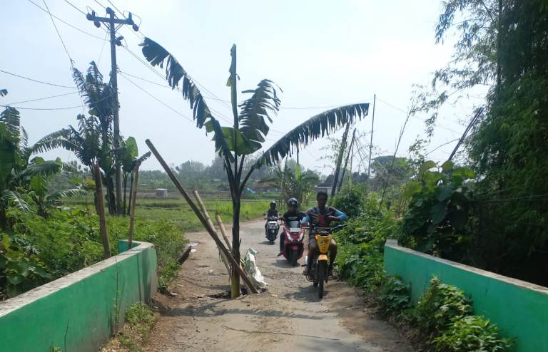 HINDARI LUBANG: Pemotor melintasi lubang sayapan jembatan alternatif antarkabupaten Rembang-Pati kemarin.