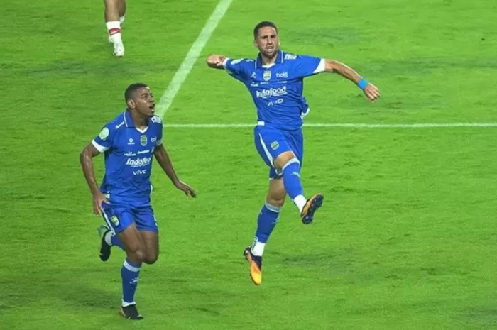 Pemain Persib Bandung Luciano Guaychocea (kanan) melakukan selebrasi usai membobol gawang Persis Solo.