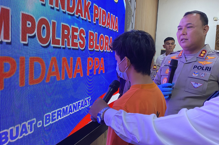 KONFERENSI PERS: Tersangka FERA (23) dihadirkan saat konferensi pers di Polres Blora, Senin (27/10).
