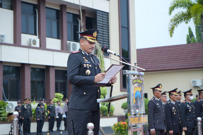Kapolres Jepara AKBP Erick Budi Santoso jadi&nbsp;Inspektur Upacara (Irup) Hari Sumpah Pemuda ke-79 di halaman Mapolres.