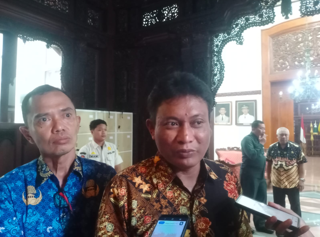 Sekretaris Paguyuban Persaudaraan Kepala Desa Kabupaten Kudus, Mohammad Khanafi (batik coklat). (ANDIKA TRISNA SAPUTRA/RADAR KUDUS)