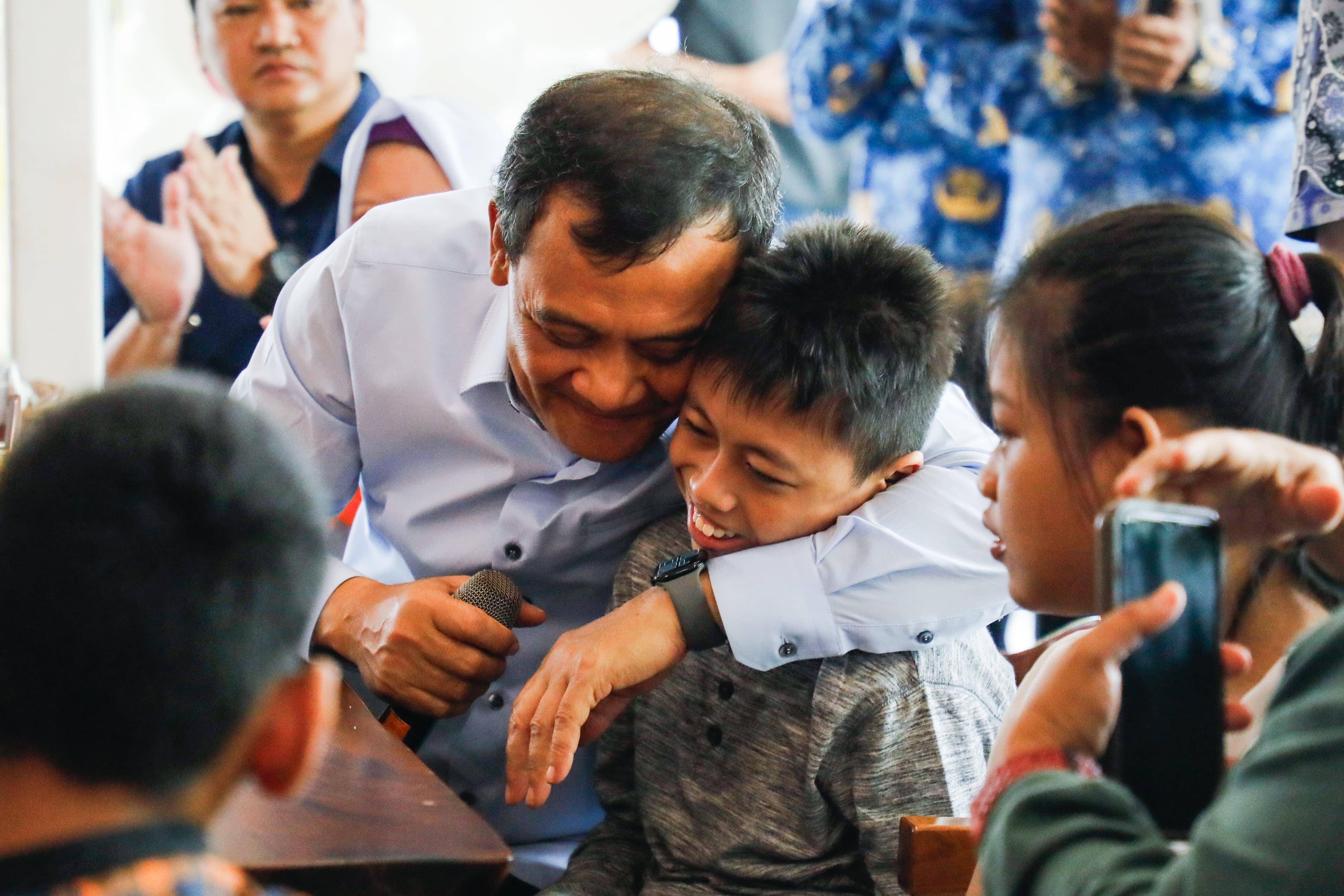 Keakraban Gubernur Ahmad Luthfi dengan salah satu anak difabel