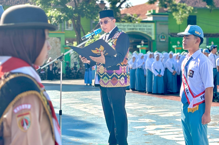 Kepala MAN 2 Kudus, Ali Musyafak memimpin upacara peringatan Hari Sumpah Pemuda, Selasa (28/10/2025) di halaman madrasah.