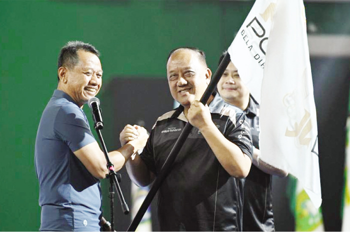 DITUTUP: Bupati Kudus Sam&rsquo;ani Intakoris menyerahkan bendera PON Bela Diri 2025 ke Ketum KONI Pusat Marciano Norman sebagai tanda selesainya event ini.