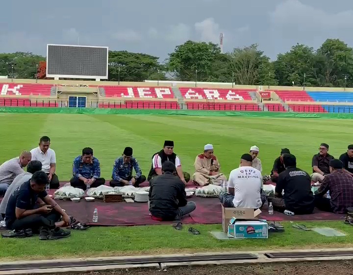 KHIDMAT: Prosesi pelaksanaan slametan di Stadion GBK Jepara pada Selasa (28/10).