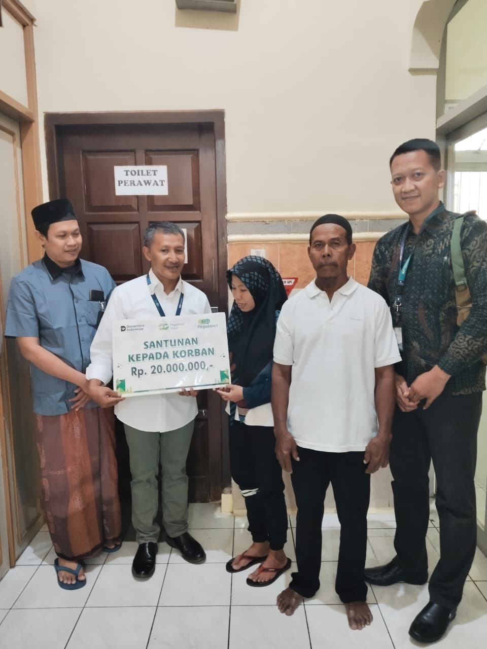 PEDULI: Pihak Pegadaian saat memberikan santunan kepada korban yang tersetrum di kantor Pegadaian Blora.