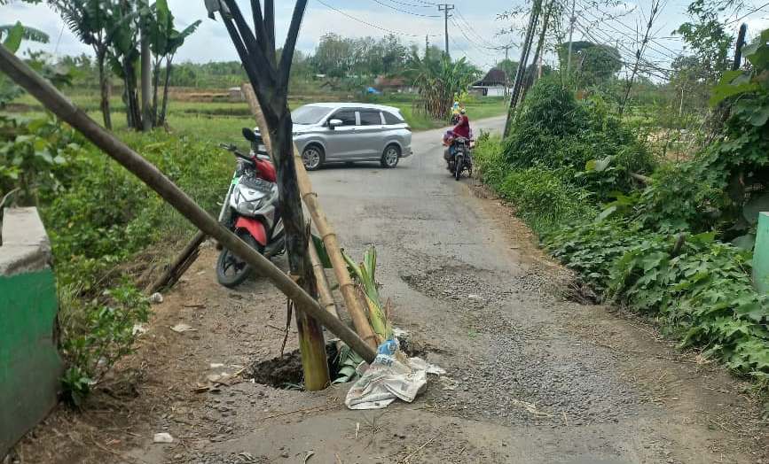 PUTAR BALIK: Mobil pribadi terpaksa putar balik karena tak mengindahkan rambu-rambu larangan melintas di Jembatan Desa Jatihadi, Kecamatan Sumber, Rabu pagi (29/10).
