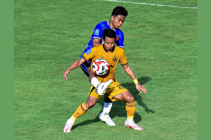 Bek sayap kanan Persijap Jepara Rahmad Hidayat sedang berupaya merebut bola dari kaki pemain Bhayangkara FC.