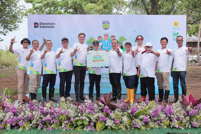 PLN Unit Induk Pembangkitan (UIK) Tanjung Jati B melaksanakan kegiatan penanaman 2.000 bibit mangrove di kawasan Pantai Blebak, Desa Sekuro, Kecamatan Mlonggo, Kabupaten Jepara.