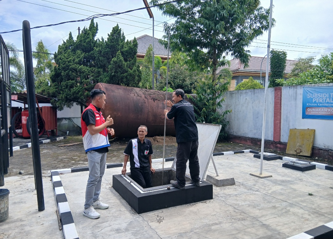 PANTAU: Area Manager Communication, Relation and CSR Pertamina Patra Niaga Regional Jawa Bagian Tengah&ndash;DIY Taufiq Kurniawan (paling kiri) saat mengecek kandungan pertalite, pertamax, dan solar di SPBU