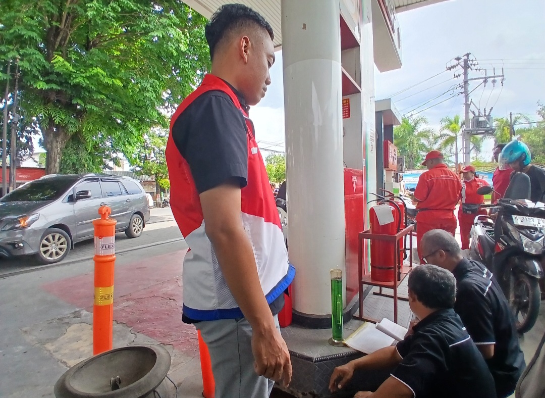 Area Manager Communication, Relation and CSR Pertamina Patra Niaga Regional Jawa Bagian Tengah&ndash;DIY Taufiq Kurniawan (paling kiri) saat mengecek kandungan pertalite, pertamax, dan solar di SPBU