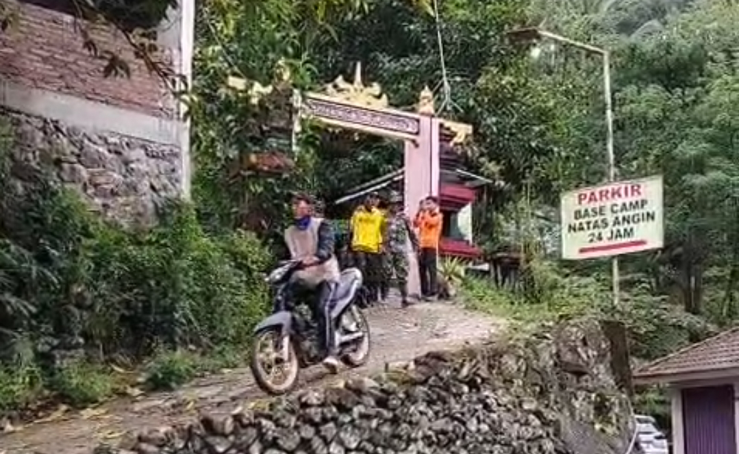 EVAKUASI: Tim gabungan BPBD Kudus berhasil menyelamatkan korban yang terjatuh di jalur Natasangin, Rabu (29/10). (BPBD KUDUS UNTUK RADAR KUDUS)
